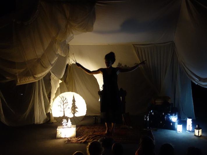 Photo d'un spectacle de la compagnie de théâtre jeune public Conte en ombres
